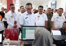 Kunker ke Kabupaten Lamsel, Sekdaprov Lampung Bayar Pajak di MPP hingga Nikmati Keindahan Kebun Edukasi