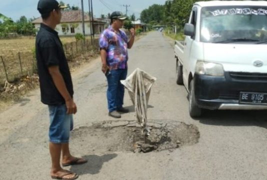 Anggota DPRD Lamsel Tinjau Gorong-Gorong Yang Jebol di Desa Karang Pucung