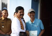 Bupati Lampung Selatan Bersama Menteri ATR/BPN RI Serahkan 353 Sertifikat Huntap Tahap II