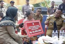 Bedah Rumah Warga Desa Kecamatan Palas Lewat Program Geserbu, Bupati Lampung Selatan Lakukan Peletakan Bata Pertama