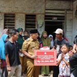 Rumahnya Roboh, Warga Desa Bulok Bersyukur Bupati Nanang Ermanto Datang dan Beri Bantuan