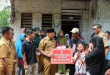 Rumahnya Roboh, Warga Desa Bulok Bersyukur Bupati Nanang Ermanto Datang dan Beri Bantuan
