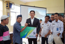 Bupati Lampung Selatan ,Egi Serahkan Santunan & BPJS untuk Pekerja Rentan, Ini Wujud Nyata Negara Hadir