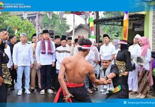 Hujan Tak Surutkan Semangat Warga Desa Sumur Kumbang, Bupati Radityo Egi Hadir Menguatkan Tradisi Sedekah Bumi Desa Sumur Kumbang yang Mengakar 206 Tahun